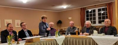 Der Versammlungsleiter Gerd Herreilers bei der Durchfhrung der Vorstandswahlen - Gunda Doebken  ehrt Armin Koepke fuer seine 50 jaehrige Mitgliedschaft.